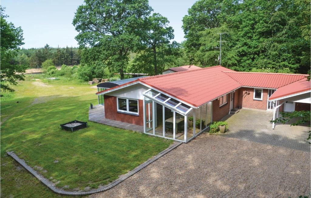 una vista aérea de una casa con techo rojo en Gorgeous Home In Hejnsvig With Kitchen, en Hejnsvig