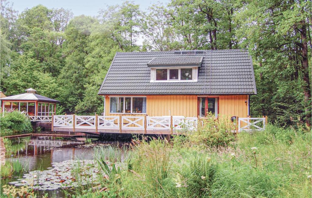 una pequeña casa en un puente sobre un estanque en 1 Bedroom Stunning Home In rkellunga, en Drakabygget