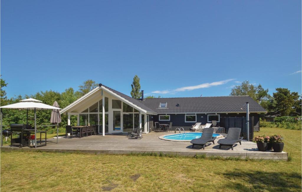 una casa con patio e piscina di Nice Home In Rdby With Wifi a Kramnitse