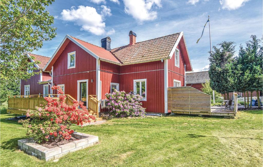 una casa roja con un patio delante en Gorgeous Home In Sollebrunn With Wifi en Sollebrunn