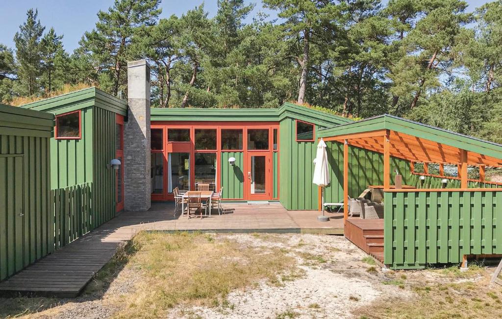 Vester SømarkenにあるNice Home In Nex With Kitchenのデッキとパティオ付きのグリーンハウスです。