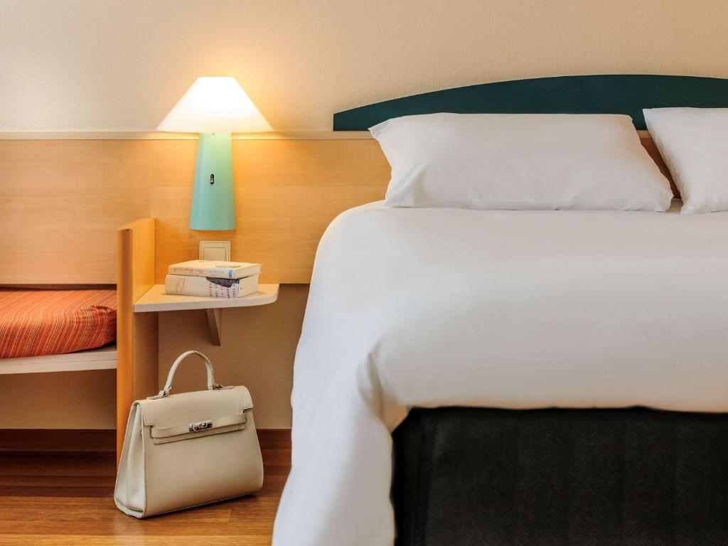 Postel nebo postele na pokoji v ubytování ibis Berlin Messe