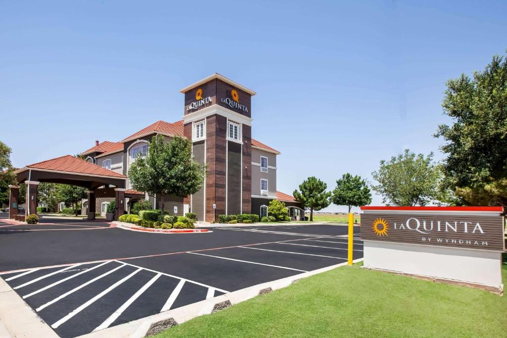 ein Hotel mit einem Basketballplatz vor einem Gebäude in der Unterkunft La Quinta by Wyndham Lubbock North in Lubbock