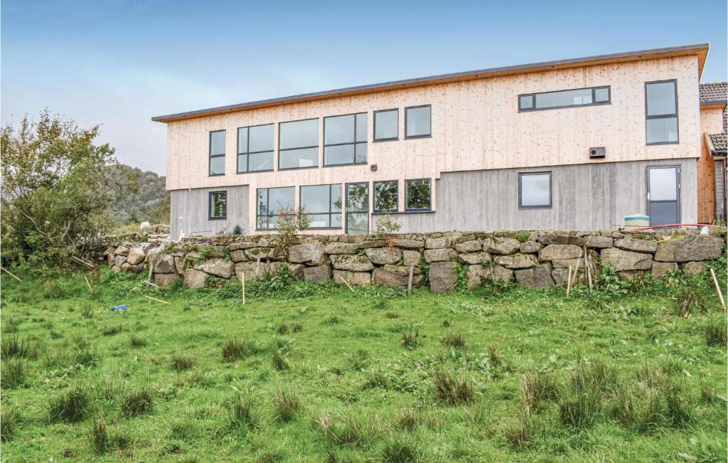 eine Steinmauer vor einem Gebäude in der Unterkunft 3 Bedroom Lovely Home In Vanse in Vanse