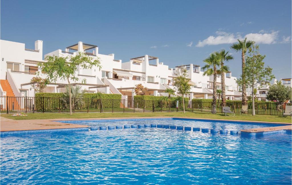 El RomeroにあるAwesome Apartment In Alhama De Murcia With 3 Bedrooms And Outdoor Swimming Poolの建物前のスイミングプール