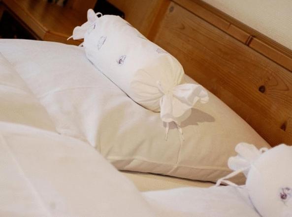 Postel nebo postele na pokoji v ubytování BELVEDERE - das BIO HOTEL Garni & SuiteHotel am Edersee ! Unser Geschenk für Sie, auch die GästeCard GrimmHeimat!