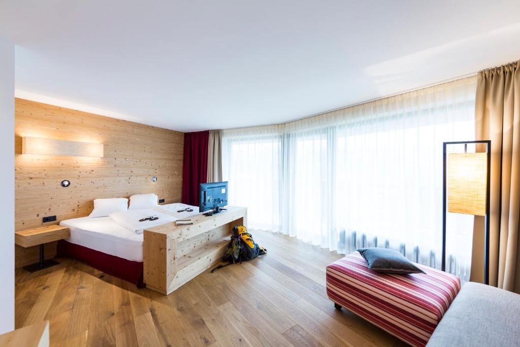 Postel nebo postele na pokoji v ubytování Hotel Dolomitenblick