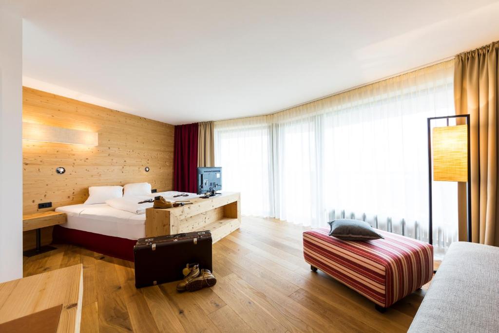 Postel nebo postele na pokoji v ubytování Hotel Dolomitenblick