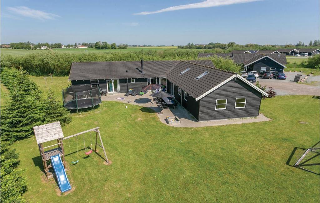Bøtø ByにあるStunning Home In Idestrup With 7 Bedrooms, Wifi And Indoor Swimming Poolの遊び場付きの家屋の空中風景