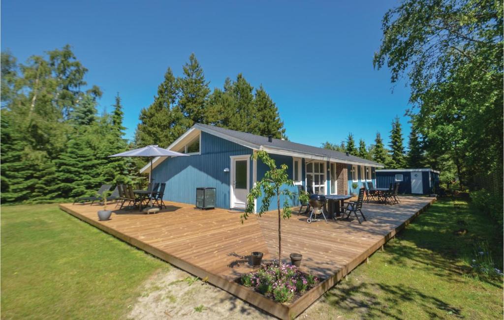 Bøtø ByにあるBeautiful Home In Vggerlse With 4 Bedrooms, Sauna And Indoor Swimming Poolの庭に木製のデッキがある家