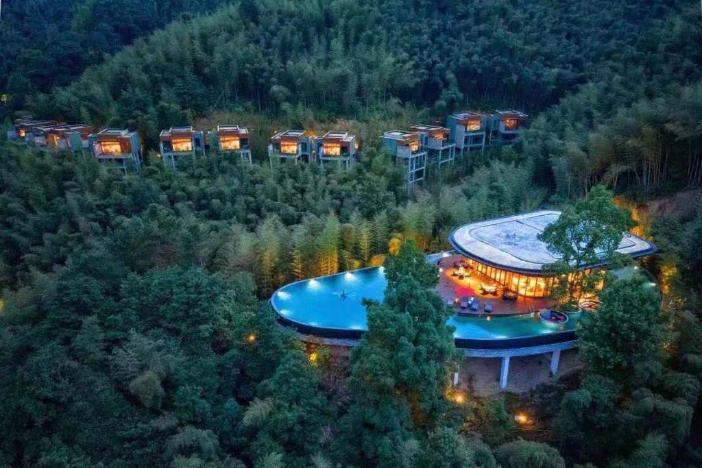 een luchtzicht op een resort in het bos 's nachts bij AHN LAN Ninghai in Ninghai