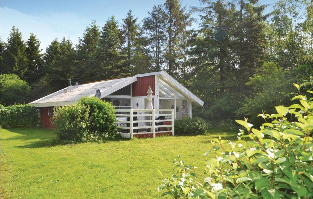 a small red and white house in a field at 2 Bedroom Beautiful Home In Herning in Kølkær