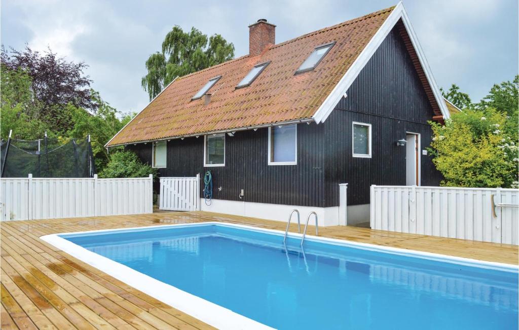 GræstedにあるNice Home In Grsted With Outdoor Swimming Poolの家の前にスイミングプールがある家