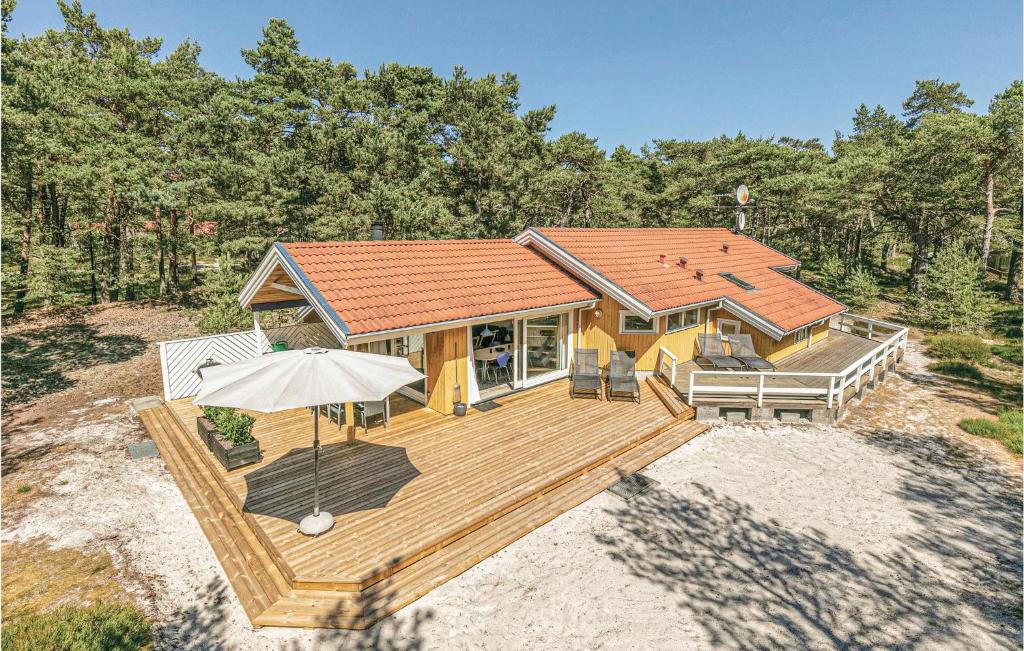 una vista aérea de una casa con terraza de madera en Pet Friendly Home In Nex With Wifi, en Spidsegård