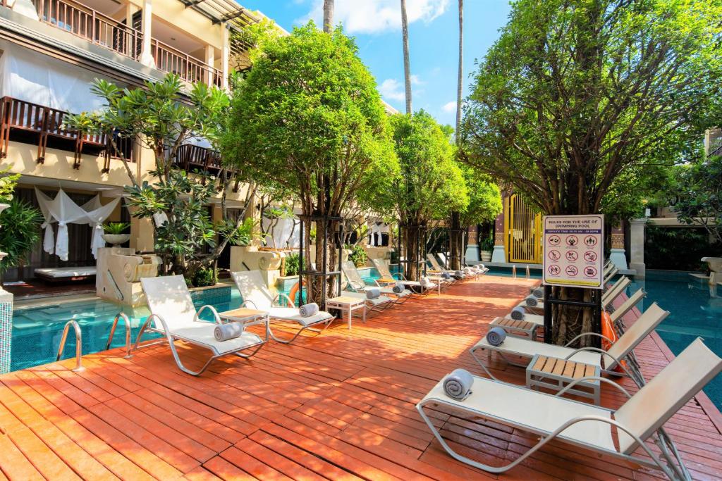 Bazén v ubytování Burasari Phuket Resort & Spa nebo v jeho okolí