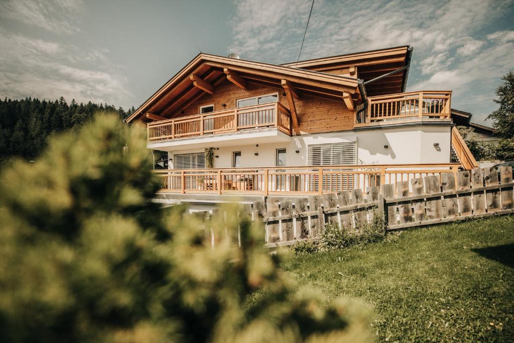 una casa con una valla de madera delante de ella en Appartement Meier, en Seefeld in Tirol