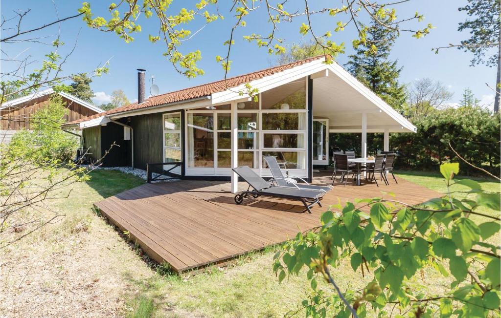 Casa con terraza de madera y patio en Beautiful Home In Grlev With Kitchen en Reersø