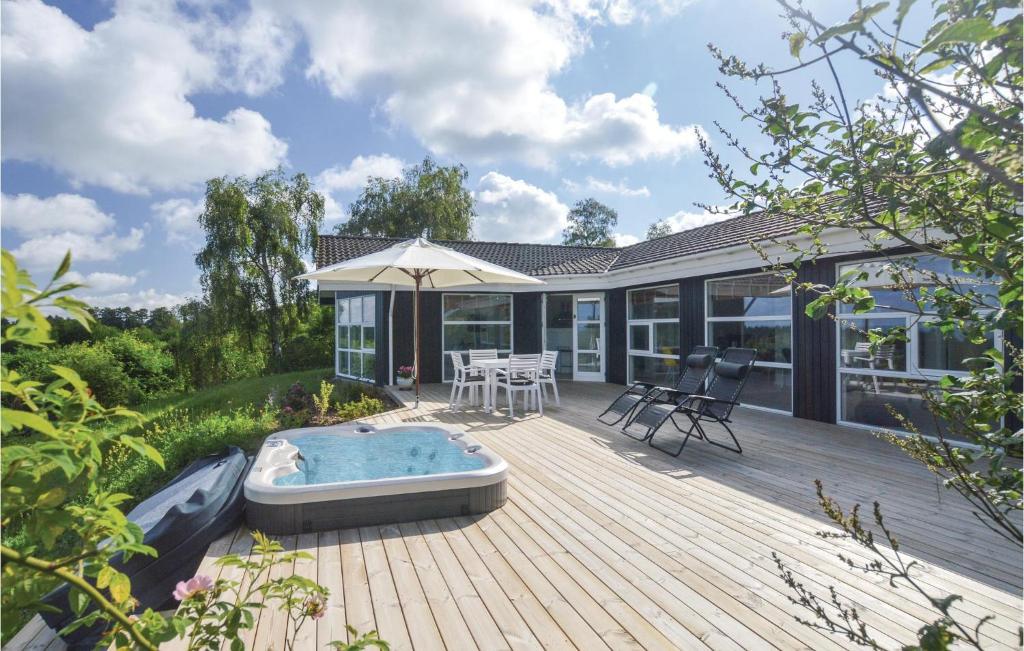 FårevejleにあるStunning Home In Frevejle With 2 Bedrooms And Wifiの木製デッキ(ホットタブ付)