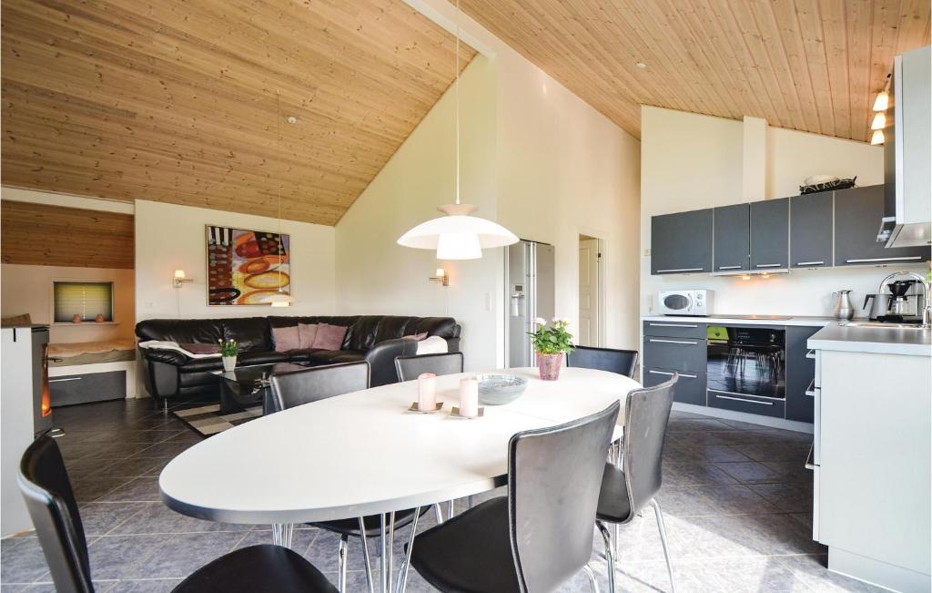 Kuchyň nebo kuchyňský kout v ubytování Holiday Home Metholmvej