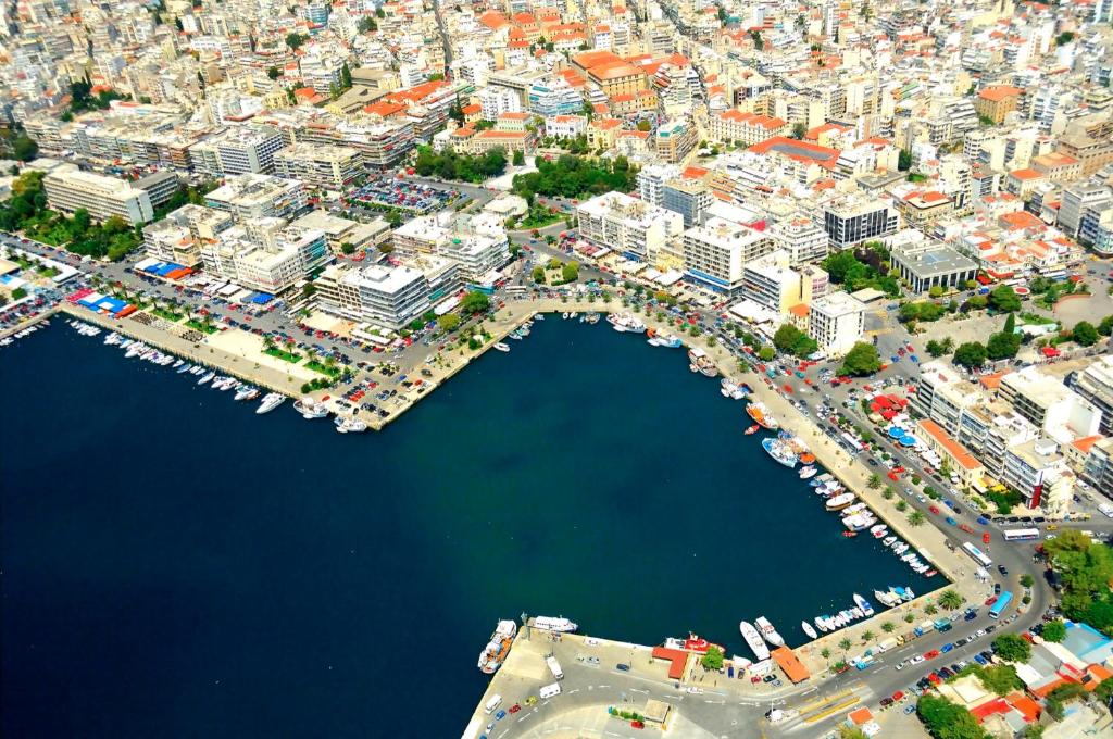 Nespecifikovaný výhled na destinaci Kavala nebo výhled na město při pohledu z apartmánu