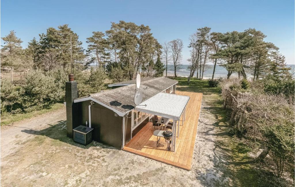 an overhead view of a tiny house on the beach at El-bo in Snogebæk