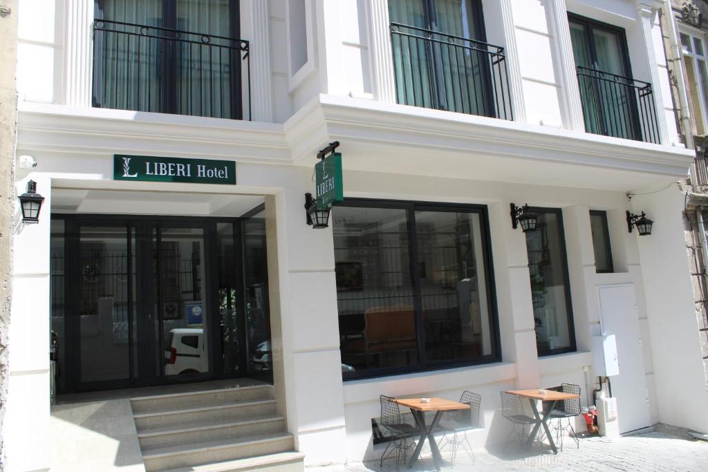 un bâtiment avec deux tables devant lui dans l'établissement Liberi Hotel Taksim, à Istanbul