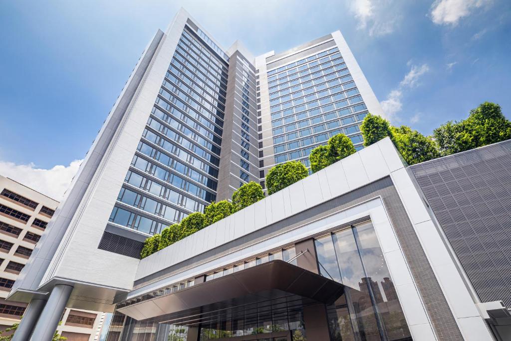 um edifício alto com árvores em cima em ALVA HOTEL BY ROYAL em Hong Kong