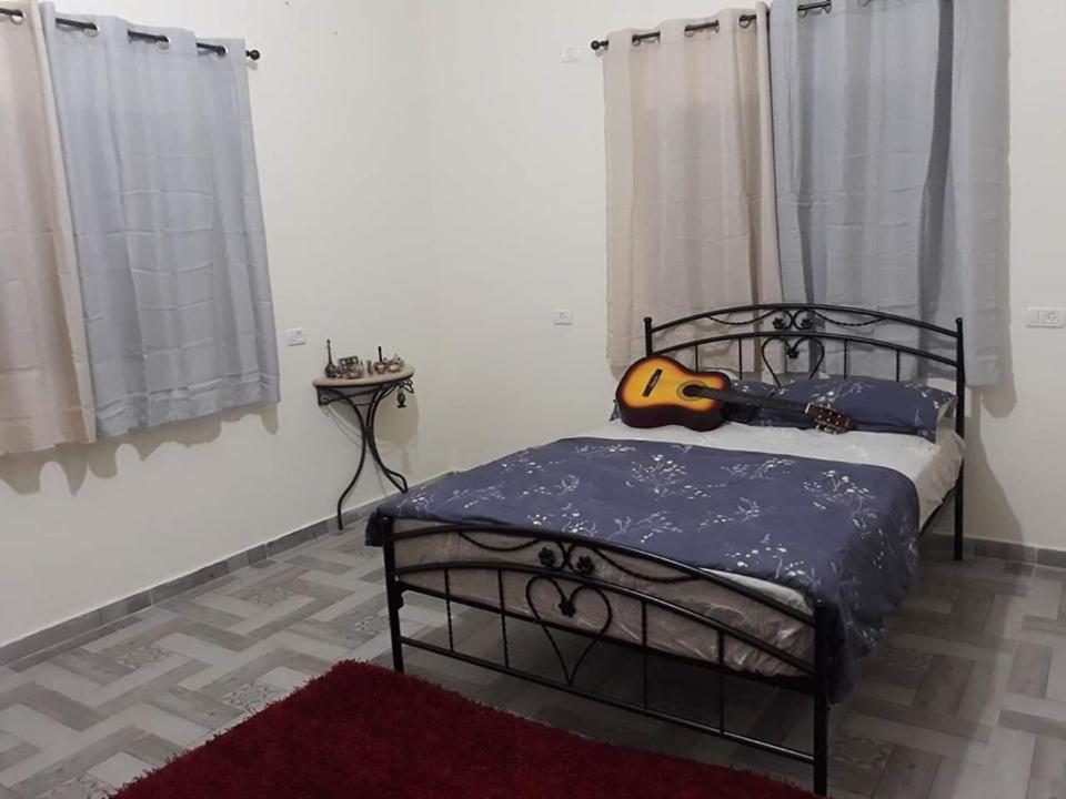 Postel nebo postele na pokoji v ubytování bedouin guest house