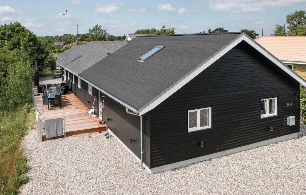 Sønder HurupにあるAwesome Home In Hadsund With 5 Bedrooms, Sauna And Wifiのデッキ付きの黒い家の頭上の景色