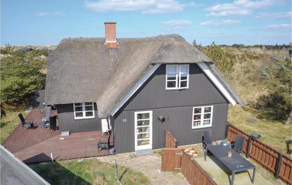 een luchtzicht op een huis met een rieten dak bij Pet Friendly Home In Oksbl With Sauna in Vejers Strand