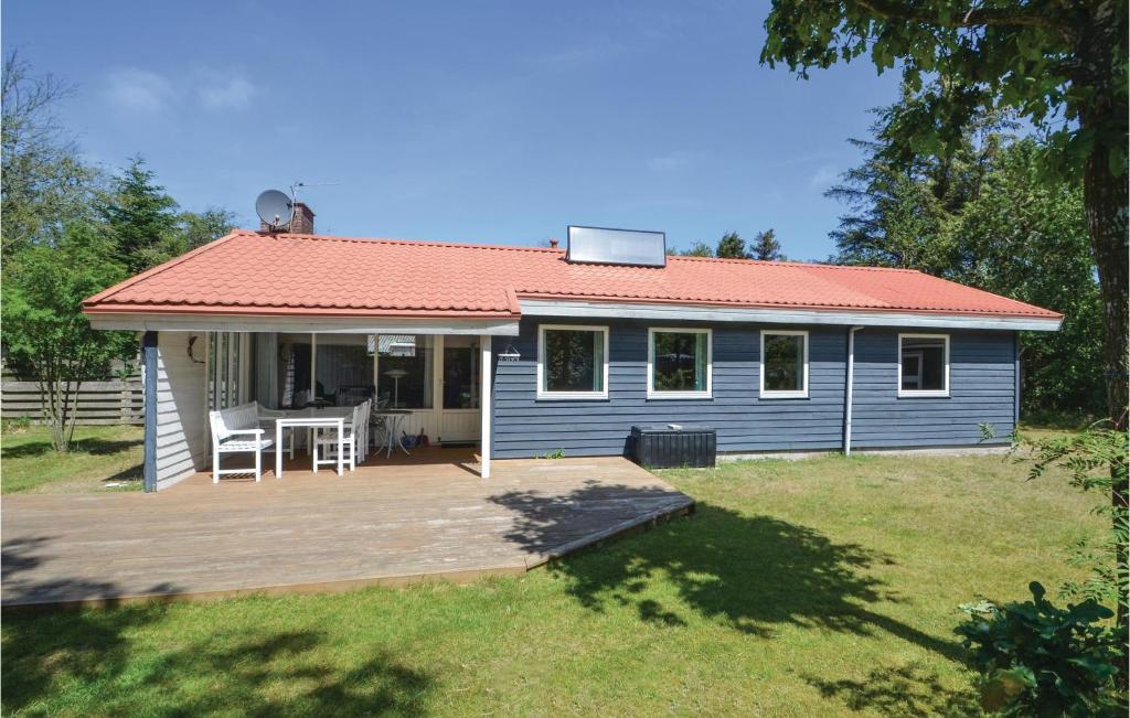 een blauw huis met een rood dak en een terras bij 3 Bedroom Gorgeous Home In Thyholm in Thyholm