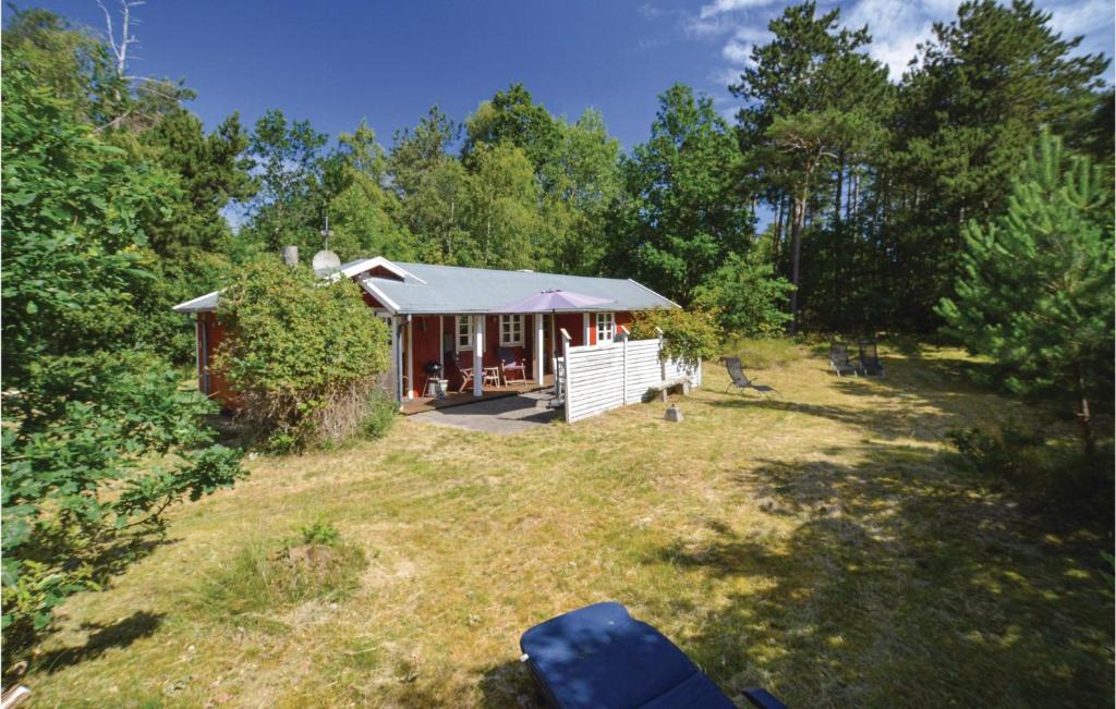 uma vista aérea de uma pequena casa num campo em Awesome Home In Hjby With Kitchen em Højby