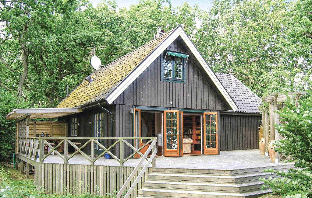 Fjälkingeにある2 Bedroom Beautiful Home In Fjälkingeの小さな黒い家(ポーチ付)