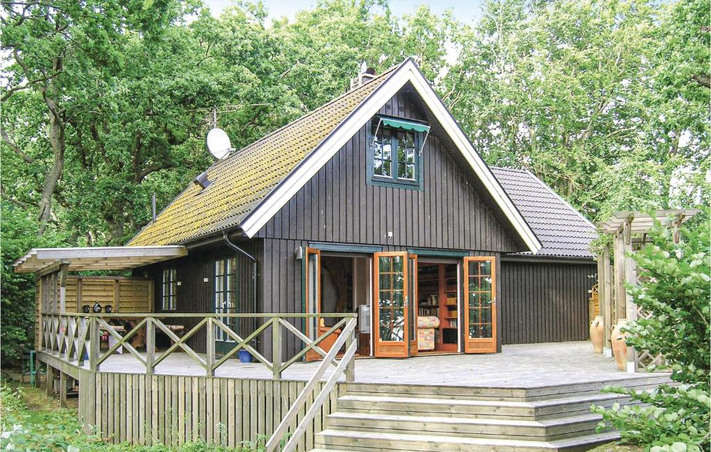 FjälkingeにあるStunning Home In Fjlkinge With 2 Bedrooms And Wifiの小さな黒い家(ポーチ付)