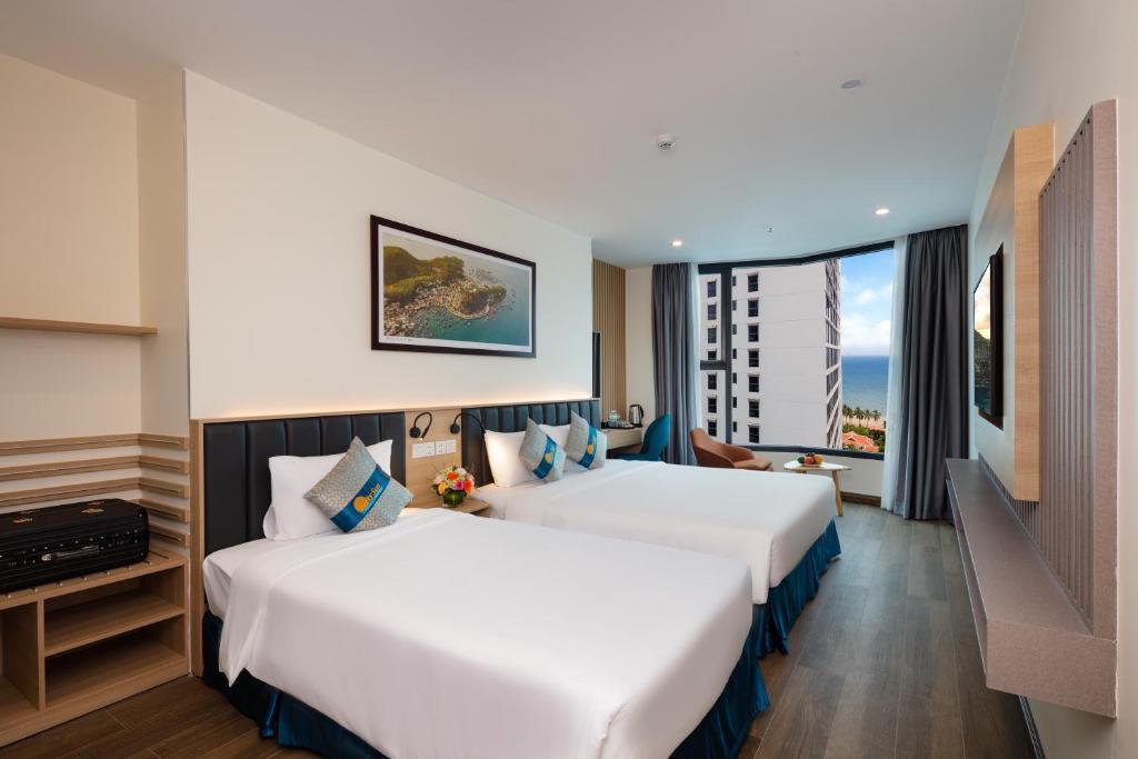 Postel nebo postele na pokoji v ubytování Lucky Sun Hotel Nha Trang Beach