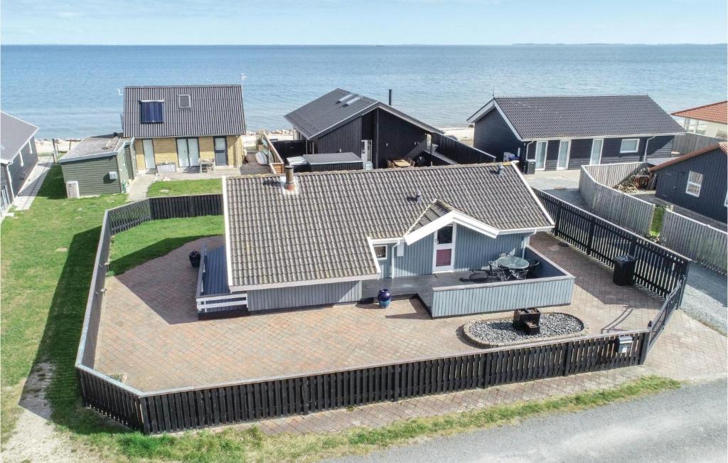 オテルプにあるAwesome Home In Otterup With 2 Bedrooms And Wifiの海を背景にした家屋の空見