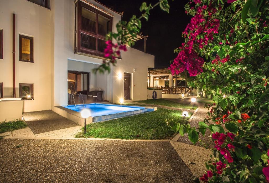 Bazén v ubytování Rigas Hotel Skopelos nebo v jeho okolí