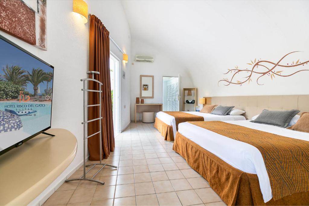 Postel nebo postele na pokoji v ubytování Hotel LIVVO Risco del Gato Suites