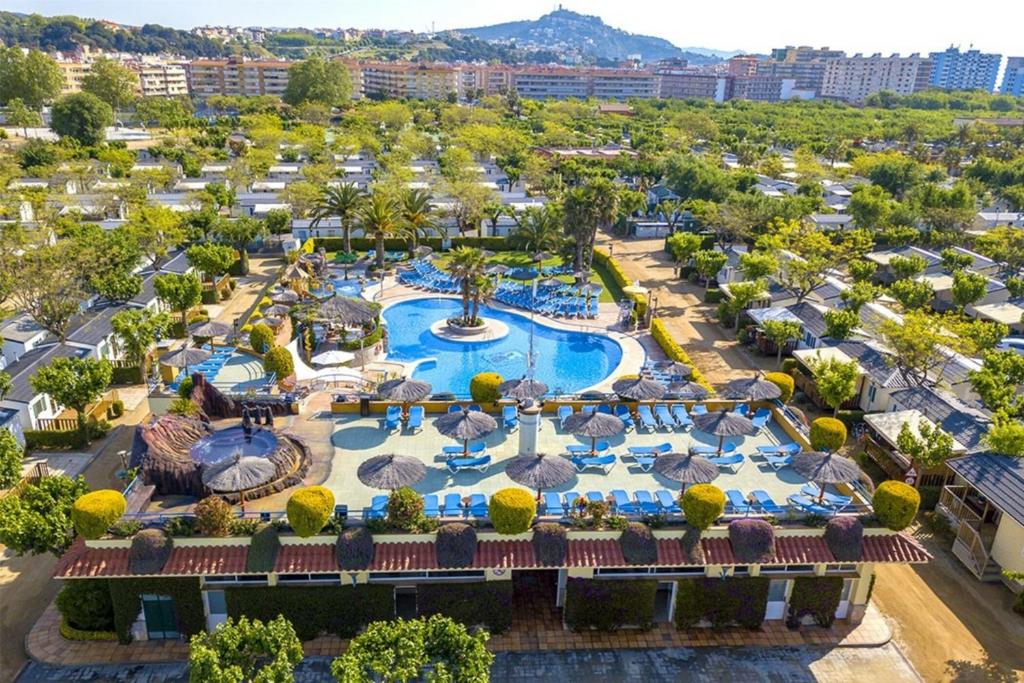 - une vue aérienne sur la piscine d'un complexe dans l'établissement Camping La Masia, à Blanes