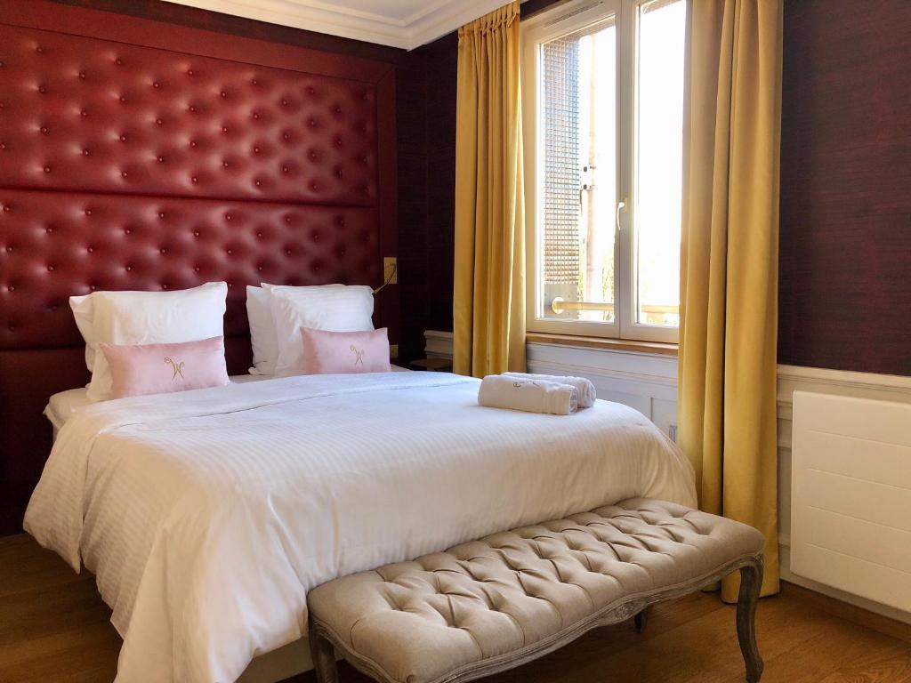 a bedroom with a large bed with a red headboard at Les chambres du Waterzooi in Dunkerque