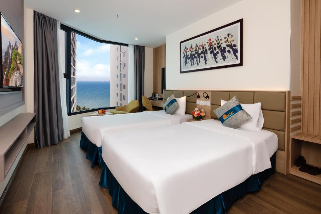 Giường trong phòng chung tại Lucky Sun Hotel Nha Trang Beach