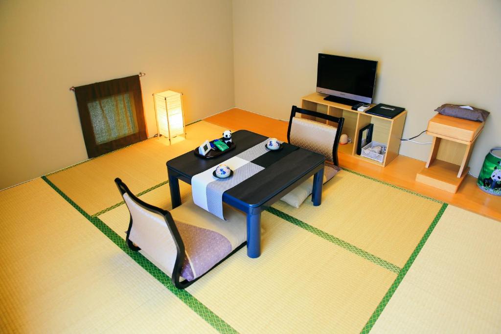 TV a/nebo společenská místnost v ubytování Shinnishiki Hotel