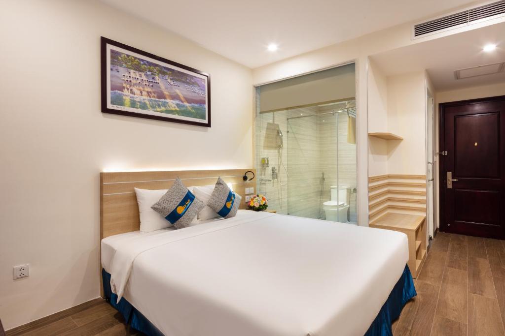 Postel nebo postele na pokoji v ubytování Lucky Sun Hotel Nha Trang Beach