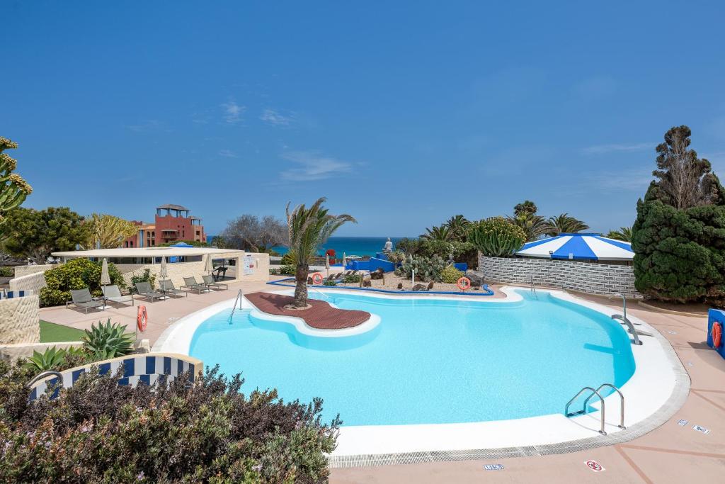 Bazén v ubytování Hotel LIVVO Risco del Gato Suites nebo v jeho okolí
