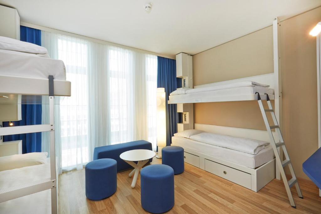 
A bunk bed or bunk beds in a room at H2 Hotel München Messe
