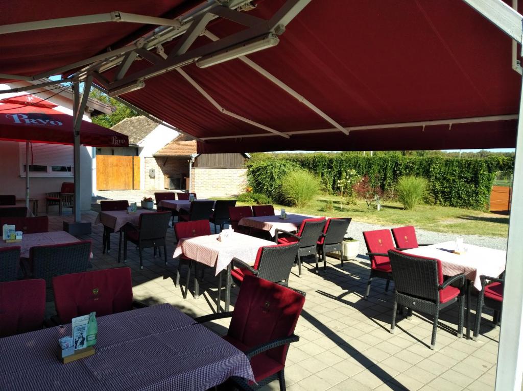 Restaurace v ubytování Pansion Ribnjak