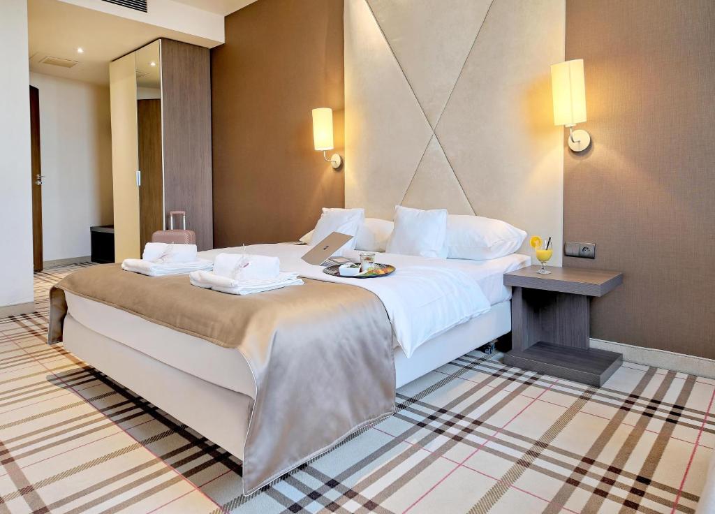 Postel nebo postele na pokoji v ubytování Hotel Rzeszów