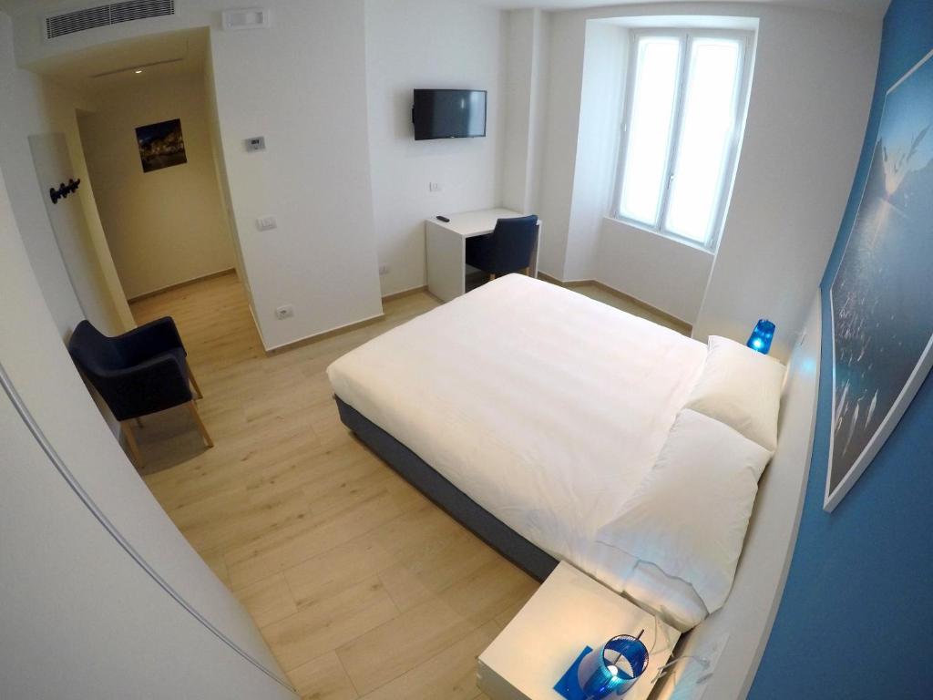a small room with a bed and a window at La Casa sul Lago Lecco in Lecco