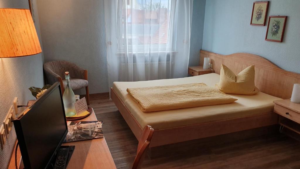 Postel nebo postele na pokoji v ubytování Hotel-Gasthof Krone-Lax