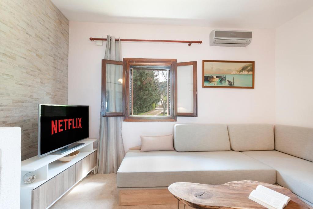 TV a/nebo společenská místnost v ubytování Private Seafront House in Vourvourou with amazing view of Diaporos Island